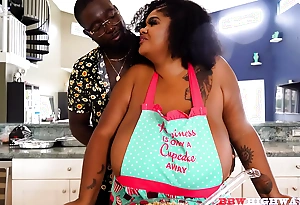 Huge boob bbw attracting lowering cock in her kitchen