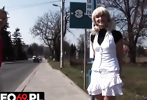 Polskie porno - ma olata poderwana na przystanku autobusowym