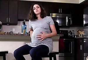 Uma puta expansão de barriga da gravida gostosona.