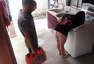 Dona de casa casada paga técnico de máquina de lavar com a bunda enquanto marido esta fora