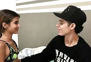 Besos calientes y lamidas de tetas para una pequeña chica HISTORIA COMPLETA